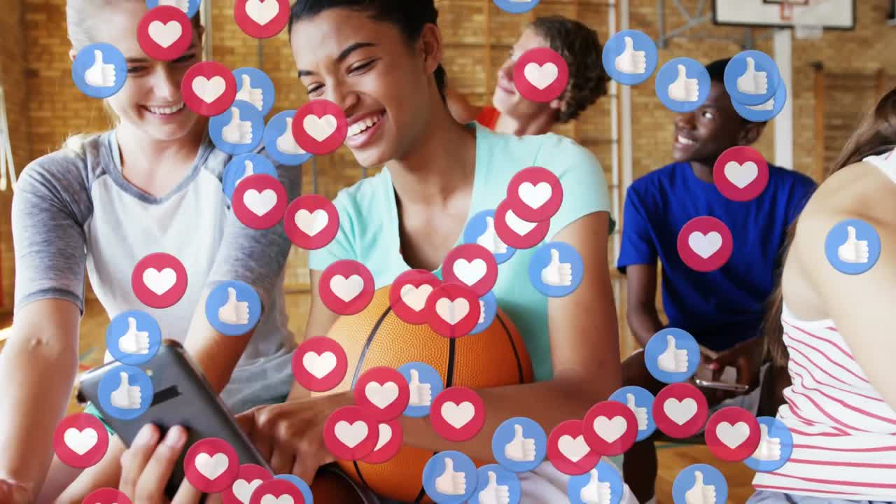 múltiples iconos de corazón y pulgares flotando contra un grupo de estudiantes que usan teléfonos inteligentes