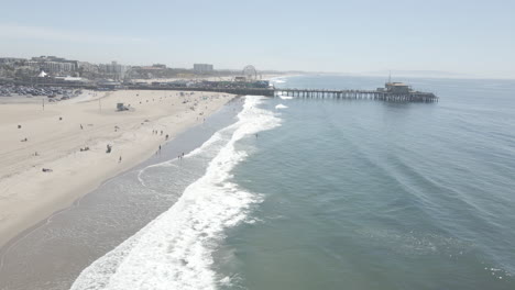 Vista-Panorámica-De-La-Playa-Y-El-Muelle-De-Santa-Mónica,-Ya-Que-Muchos-Disfrutan-Del-Hermoso-Clima