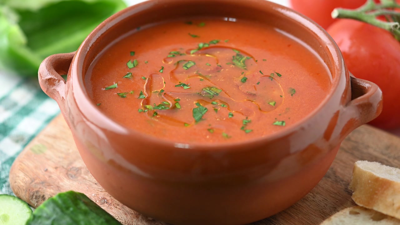 Traditionel spansk gazpacho-suppe i skål isoleret på hvid baggrund