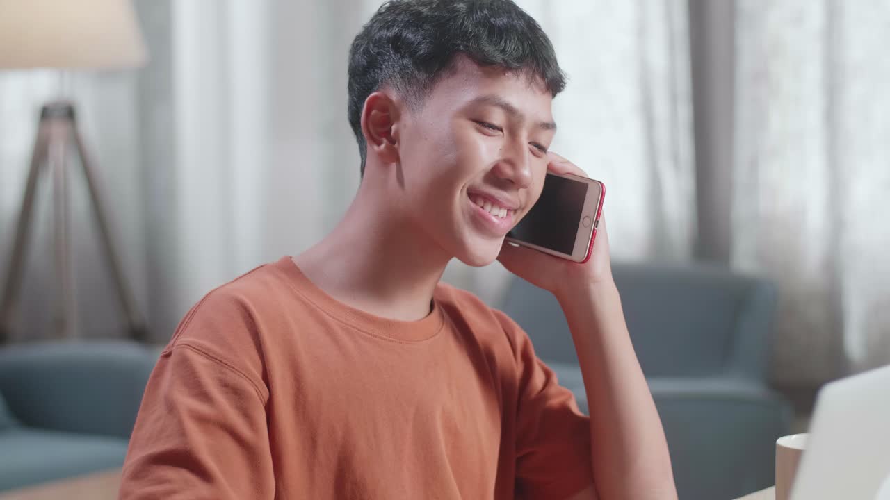 십대 가 전화 를 하고 있다