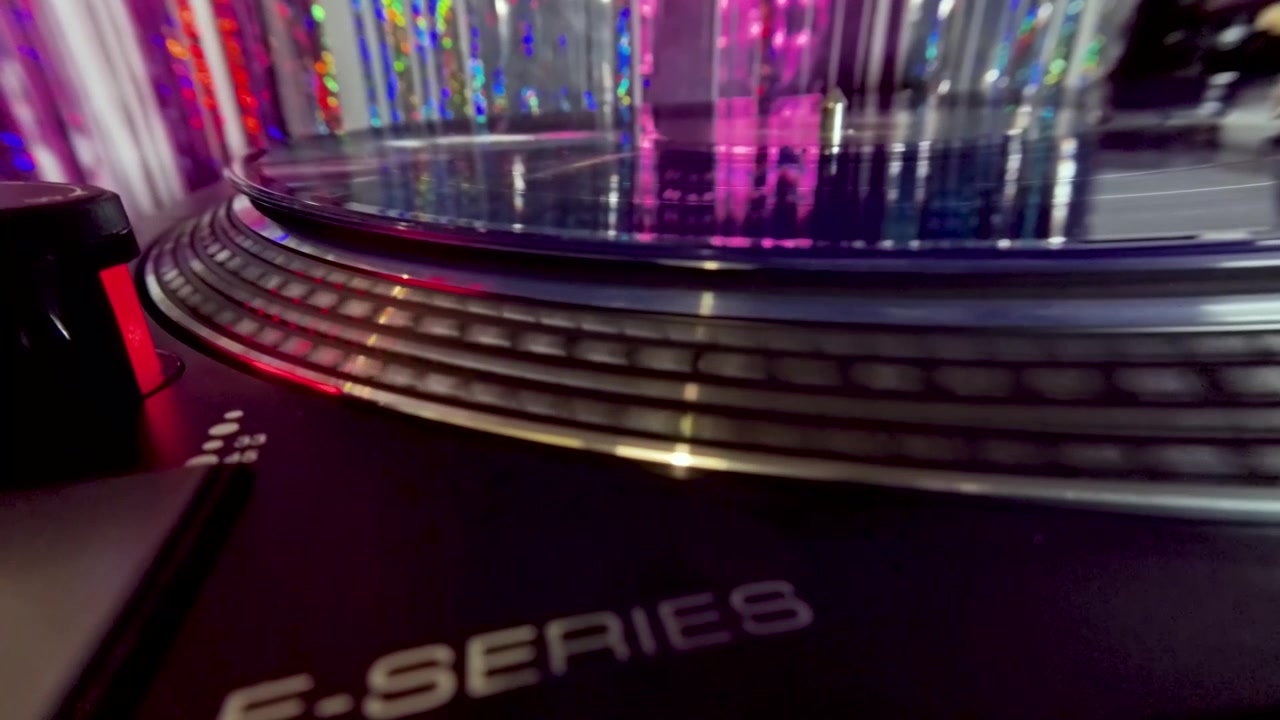 Slowmotion sidebillede af blå vinylplade, der drejer på en pladespiller