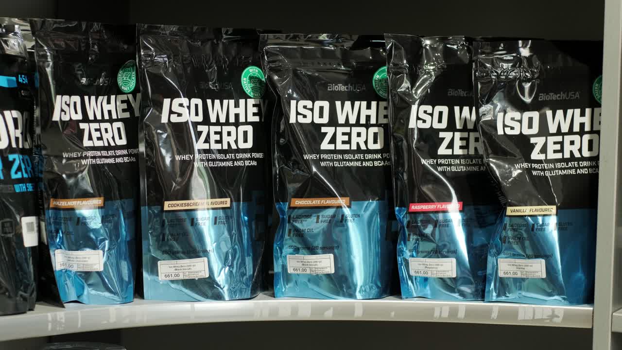 interior de la tienda de nutrición deportiva con una gran selección de suplementos nutricionales.