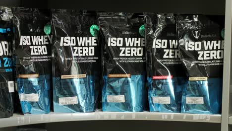 interior de la tienda de nutrición deportiva con una gran selección de suplementos nutricionales.