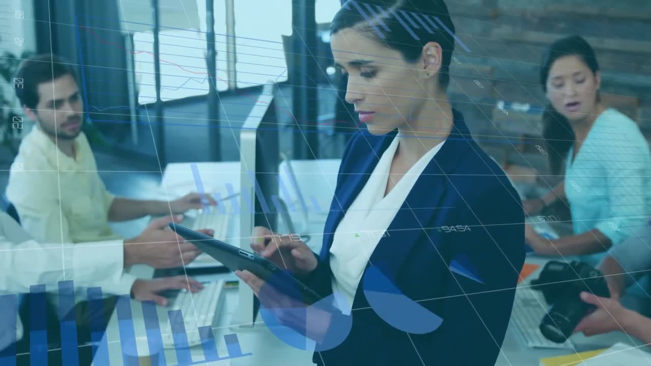 animación del procesamiento de datos estadísticos sobre una mujer de negocios biracial que usa una tableta sonriendo en la oficina