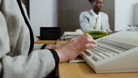 una mujer de negocios irreconocible en una oficina vintage.