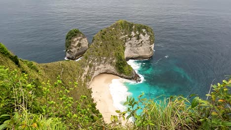 La-Playa-De-Kelingking-Y-Los-Acantilados-Rocosos-Se-Forman-Arriba-En-Un-Día-Ventoso