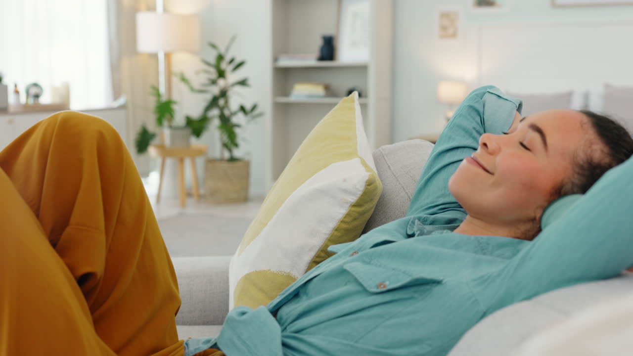 휴식, 음악과 헤드폰을 가진 흑인 여성