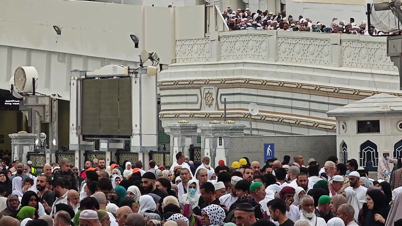 Folla di pellegrini alla Grande Moschea della Mecca