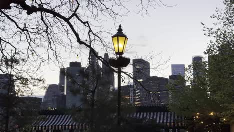 stationary-shot-of-an-amber-street-light-against-the-modern-architecture-of-the-Manhattan-skyline