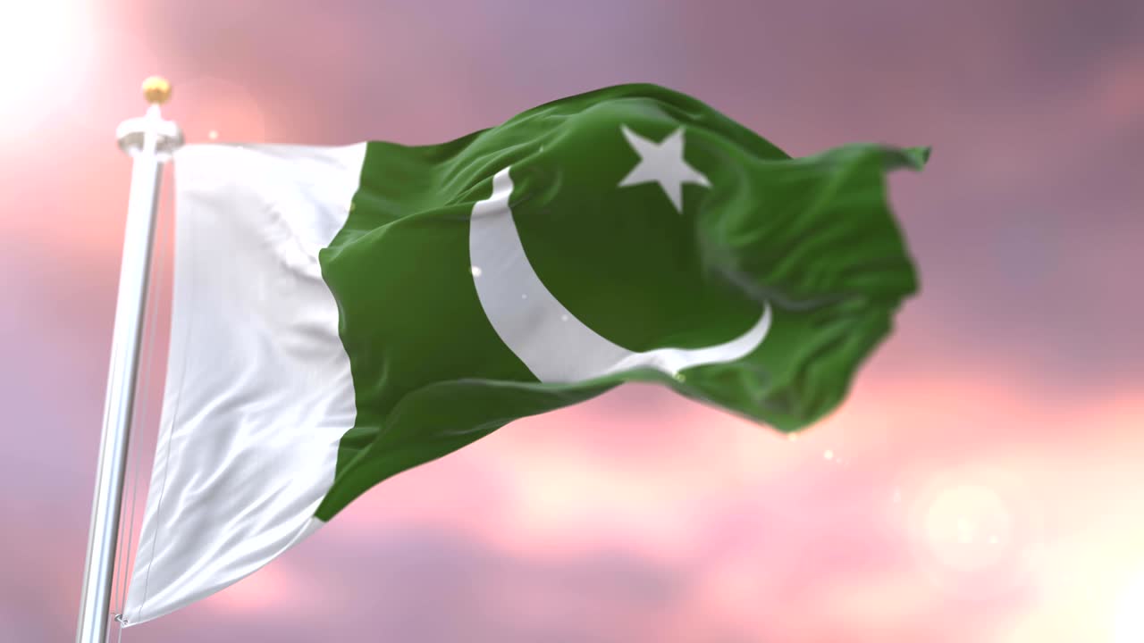 la bandera de pakistán ondeando en el viento al atardecer en un bucle lento