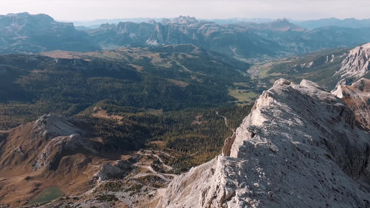 vista aérea de los picos de las montañas durante el amanecer en los dolomitas, italia