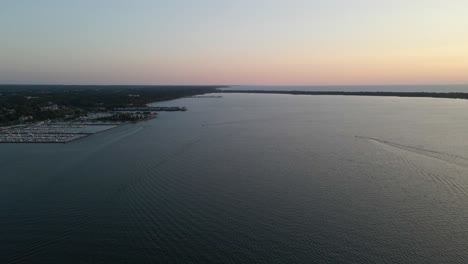 Lago-Erie-Al-Atardecer-En-Erie-Pennsylvania-En-Un-Fresco-Día-De-Verano-Siguiendo-A-La-Izquierda