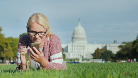 Woman-Using-Teléfono-by-Capitol-Building