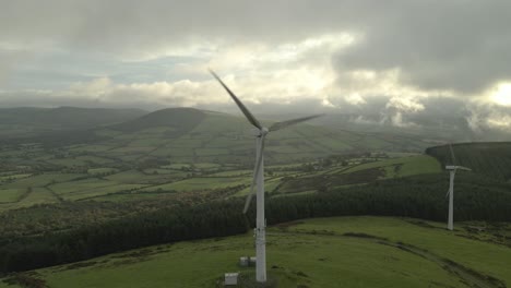 Zumbido-De-Las-Aspas-De-Wicklow,-Irlanda,-Campo,-Granjas-De-Molinos-De-Viento-Aéreo