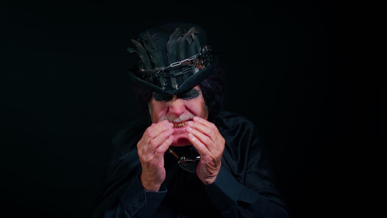 화가 나고 실망한 악의적인 남자, 할로윈 의상을 입은 마법사, 눈물을 고 절망으로 울부는다.