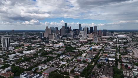 Vista-Aérea-Alrededor-Del-Centro-De-La-Ciudad-De-Houston,-En-El-Nublado-Texas,-Ee