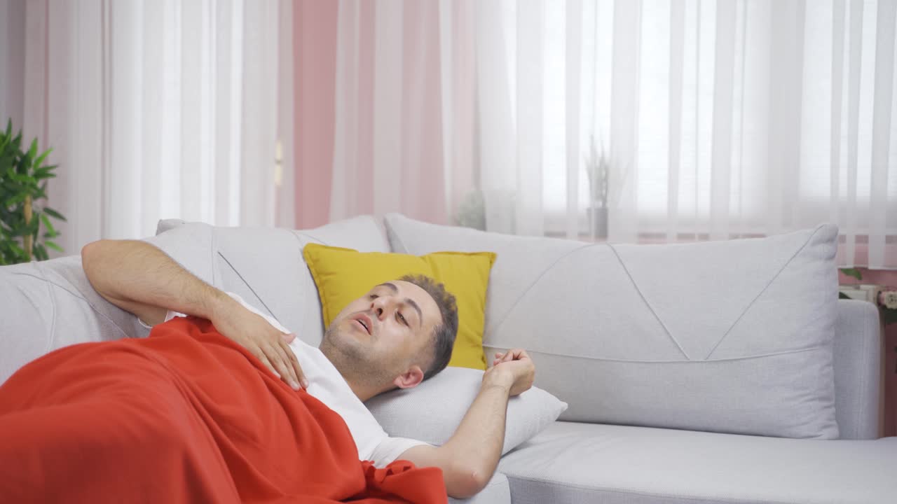 아픈 남편에게 물을 주는 여자. 충성심과 헌신.