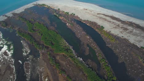 Feuchtgebiet-Mit-Salzwasser-An-Der-Adriaküste,-Abstrakte,-Farbenfrohe,-Wunderschöne-Lagune-In-Albanien