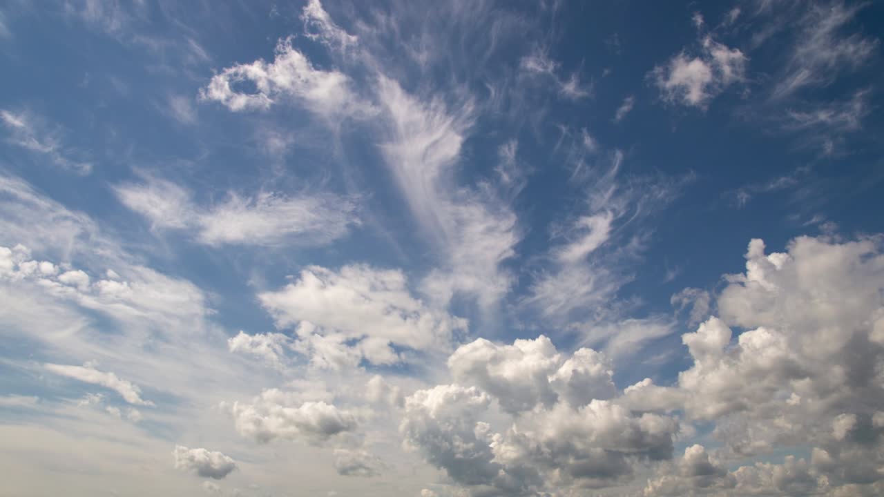 은 은 푸른 하늘과 구름 4k 태양 시간 지연 구름 4k 롤링 부풀어 cumulus 구름 휴식 날씨 극적인 아름다움 색상 대기 배경