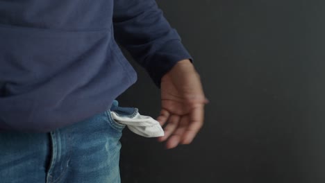 una persona con el bolsillo vacío