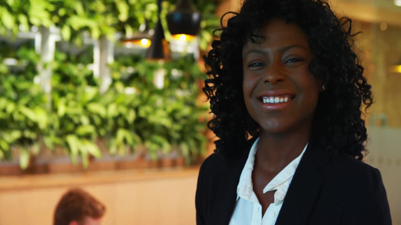 mujer de negocios con una tableta digital en la oficina