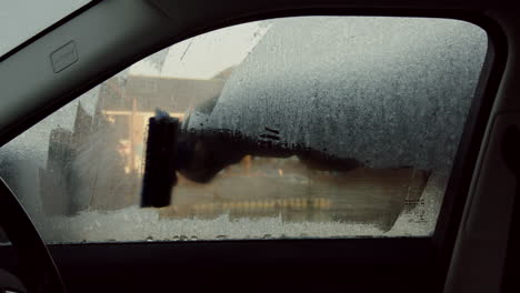 Raspar-El-Hielo-De-La-Ventana-Del-Coche-Vista-Interna