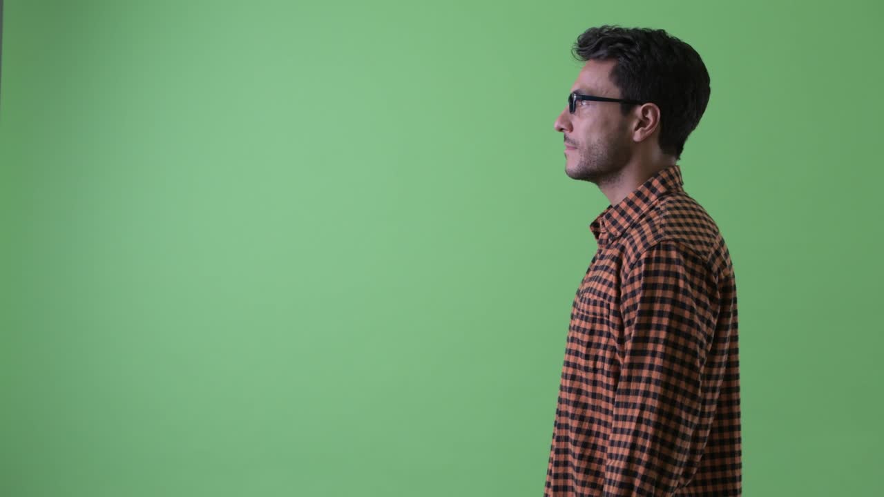 Genç yakışıklı Hispanik hipster adam.