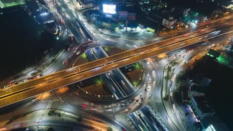 hyperlapse timelapse vista aérea de 4 vías del círculo de parada de la carretera o la intersección de tráfico por la noche para el concepto de transporte.