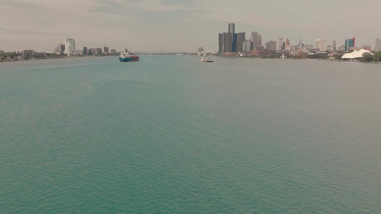 Vista aerea di una nave da carico sul fiume Detroit con lo skyline della città
