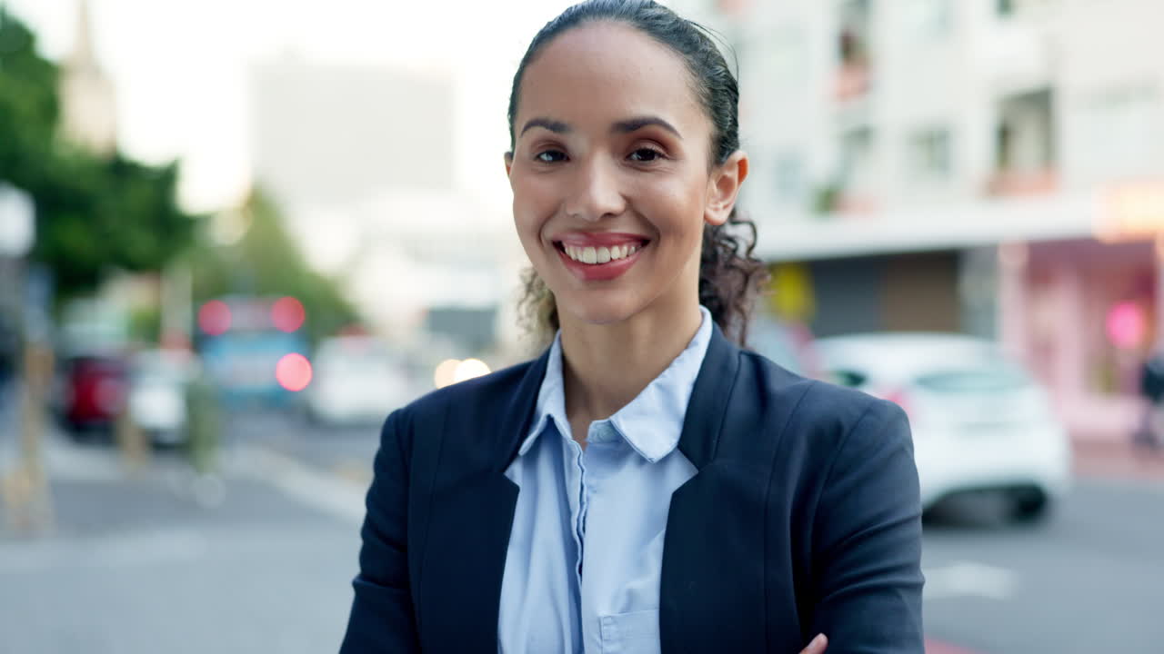mujer de negocios, retrato y brazos cruzados en la ciudad