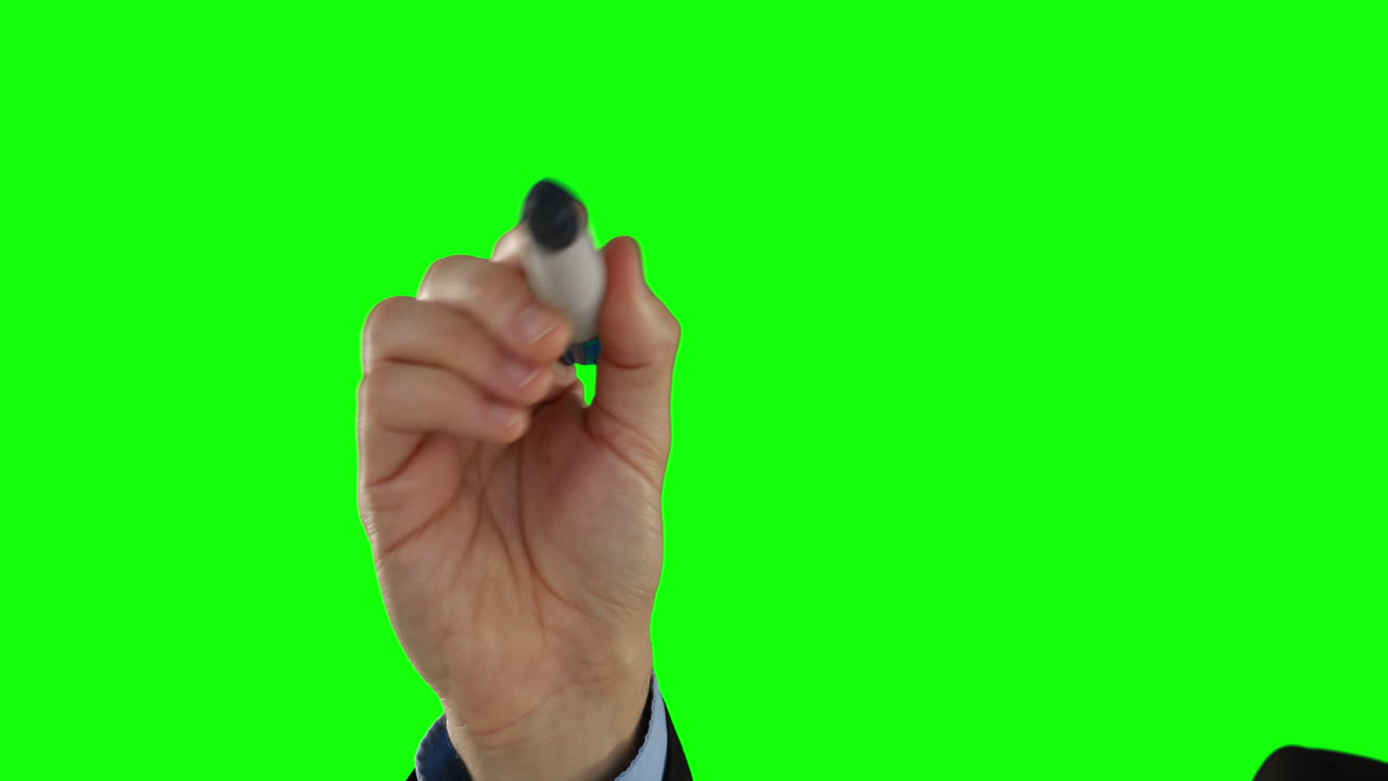 hombre de negocios escribiendo a mano en una tabla invisible