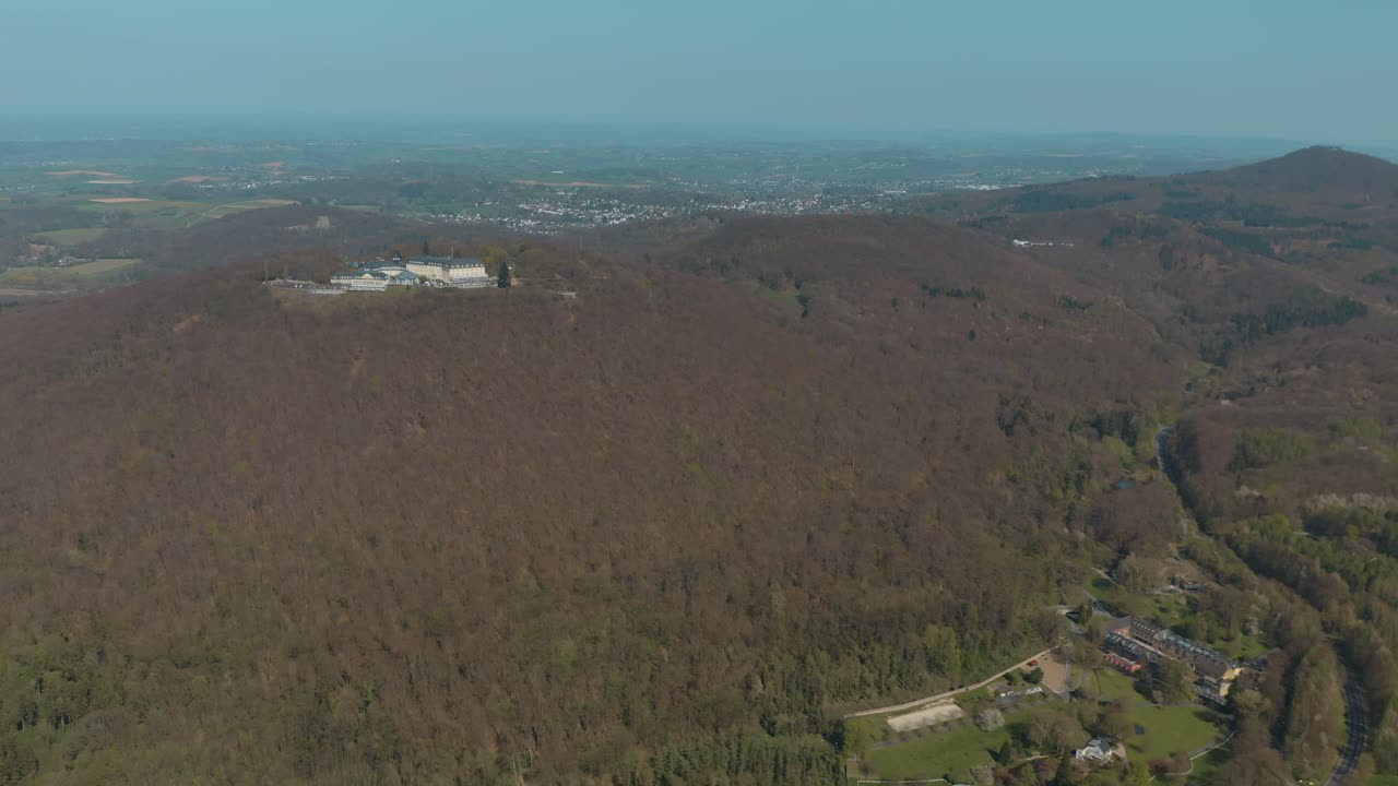 tiro de dron de petersberg cerca de bonn - königswinter 4k 30 fps