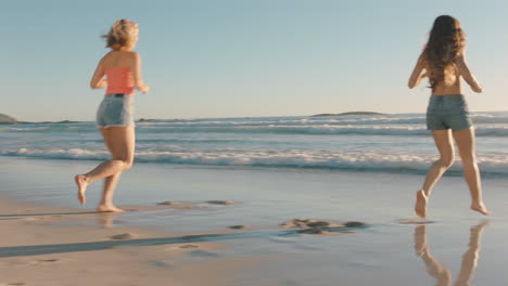 Freundinnen-Laufen-Am-Strand-Ins-Meer-Und-Planschen-Im-Wasser-Und-Haben-Spaß-Beim-Spielen.-Teenager-Mädchen-Genießen-Einen-Warmen-Sommertag-Im-Urlaub