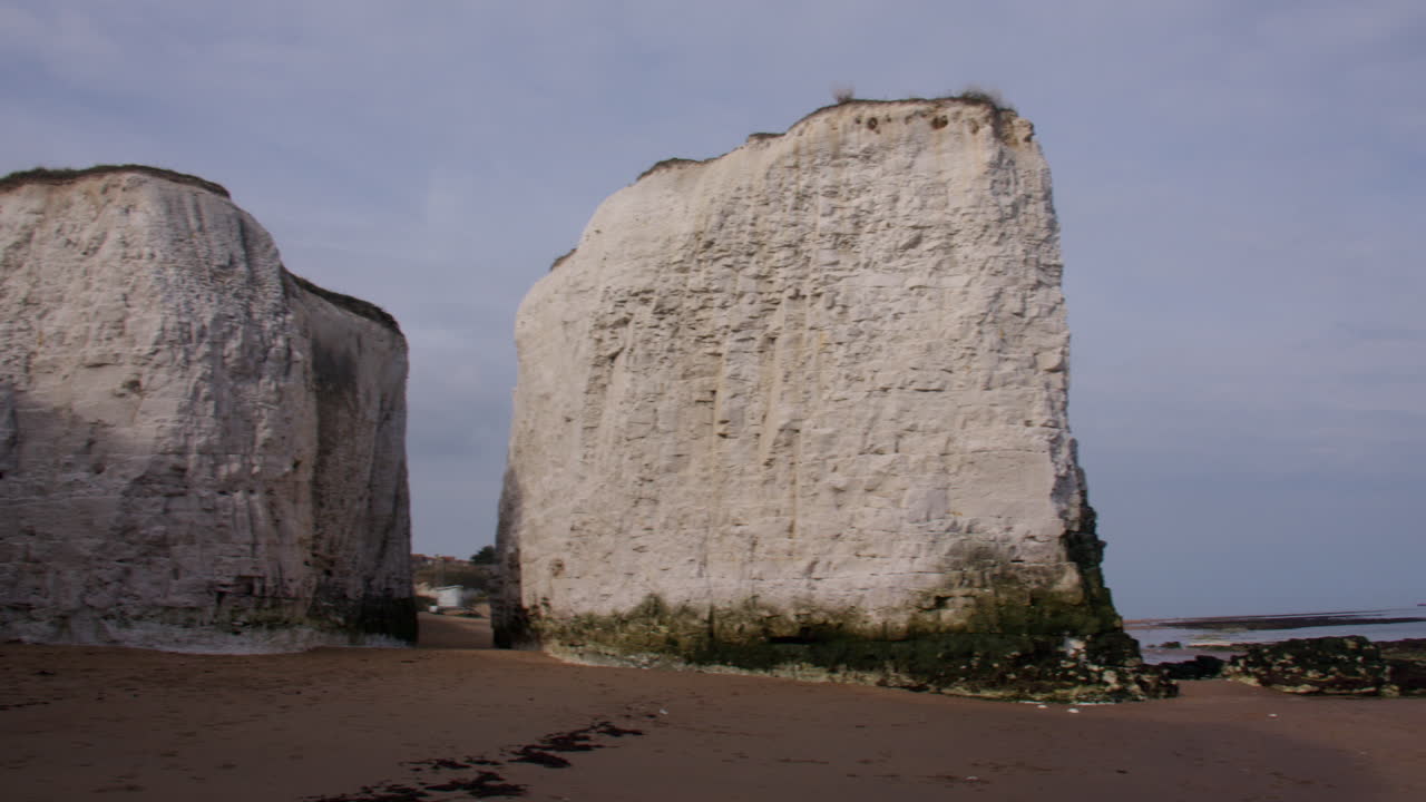 Panoramica extra-ampia che guarda a ovest dei faraglioni di gesso e delle scogliere a Botany Bay Beach con la bassa marea. A Marine Drive, Broadstairs.
