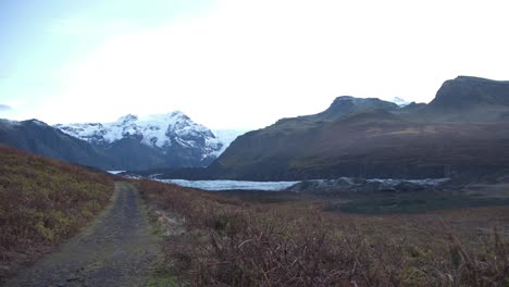 Camino-De-Ripio-En-Un-Valle-En-Las-Montañas-Del-Glaciar-Skaftafell-En-Islandia