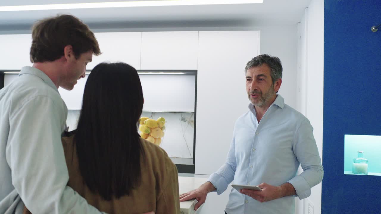 Pareja visitando una casa nueva con un agente inmobiliario