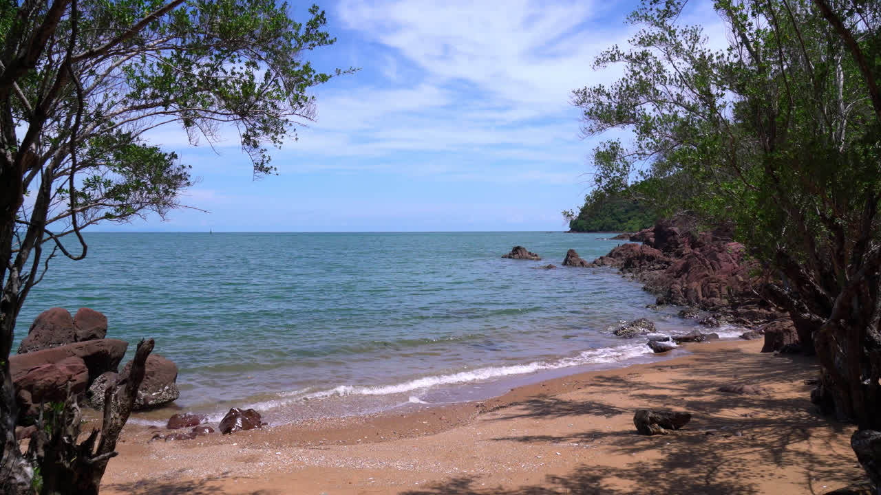 la costa rosa con playa de mar en chanthaburi, tailandia-3