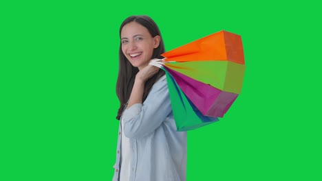 chica india feliz posando con bolsas de compras pantalla verde
