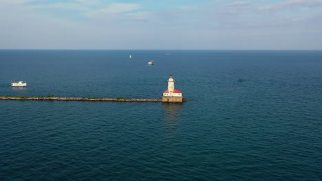 Vista-Aérea-Volando-Hacia-El-Faro-Del-Puerto-De-Chicago,-Tarde-De-Verano-En-El-Lago-Michigan