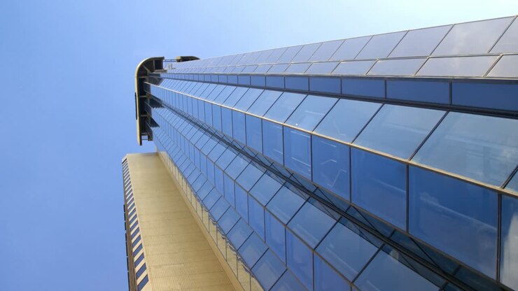Vista dal basso di un moderno edificio per uffici 4k