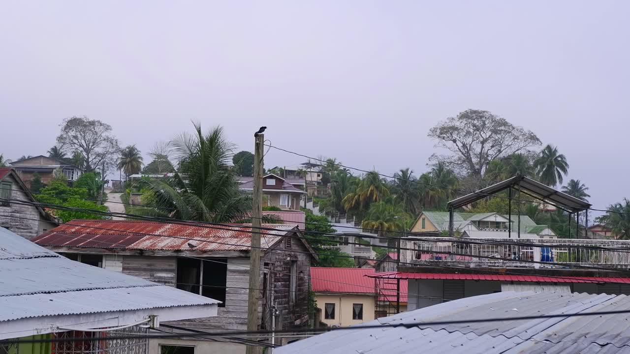 베리즈 의 카이오 구 의 산 이그나시오 시 의 지붕 을 구경 하는 구름 이 가득 한 날