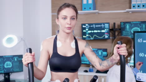 Female-doctor-in-sport-science-talking-with-her-assistant-about-their-study