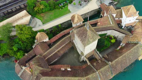 la cámara del avión no tripulado está volando sobre el castillo y un gran lugar turístico es visible detrás donde hay un gran jardín y una pasarela