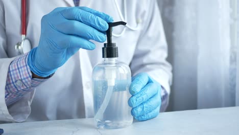 médico que usa desinfectante para las manos