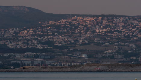 Timelapse-De-Oscurecerse-En-La-Ciudad-De-La-Costa