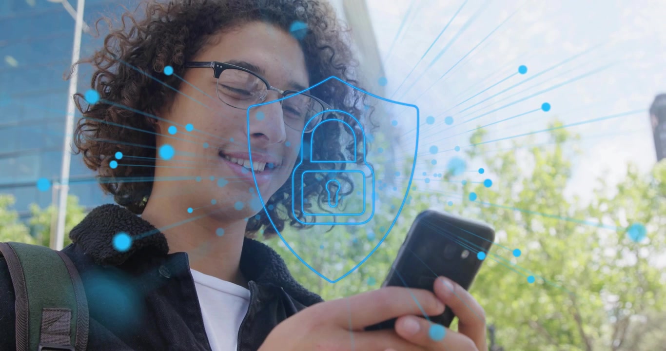 Uomo che tocca lo smartphone sul marciapiede, evocando grafiche di sicurezza con scudo a lucchetto che appaiono e poi svaniscono.