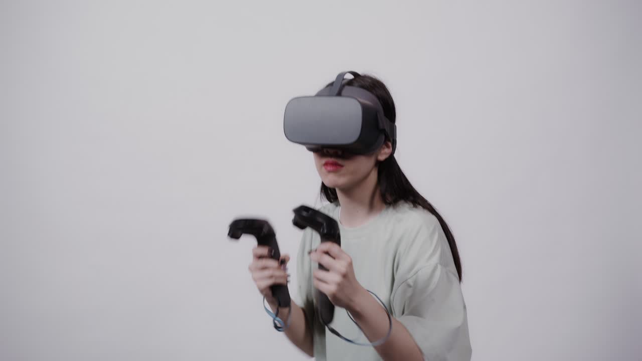 Donna che gioca a un gioco VR