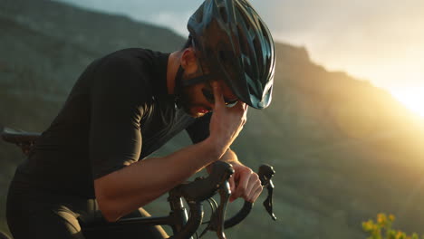 Cansado,-Dolor-De-Cabeza-Y-Bicicleta-De-Montaña-Hombre-En-La-Naturaleza