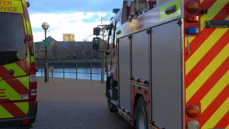 Greater-Manchester-Feuerwehrauto-Geparkt-Mit-Blick-Auf-Wasser