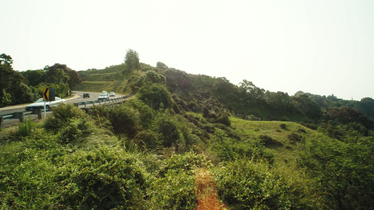 뉴질랜드의 화창한 날 해안 근처 고속도로의 느린 팬